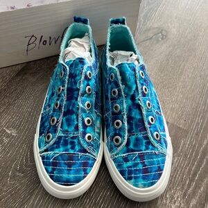 NEW Blowfish Women’s size 8 Blue Tie-Dye Slip on Sneakers
